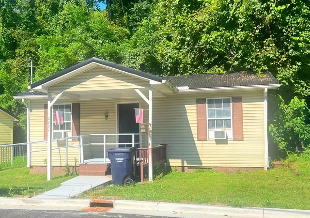 Photo 3 of Single family home for sale at 1915 Dixon St, Ashland, KY 41101 | MLS# 26024163 | Listing updated on 2026-09-15