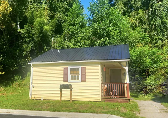 Photo 4 of Single family home for sale at 1915 Dixon St, Ashland, KY 41101 | MLS# 26024163 | Listing updated on 2026-09-15