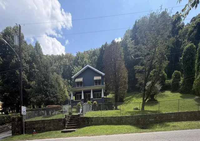 Photo 3 of Single family home for sale at 522 N Main St, Harlan, KY 40831 | MLS# 26024164 | Listing updated on 2026-09-10