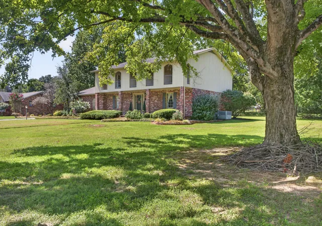 Photo 3 of Single family home for sale at 1002 County Cork Dr, Murray, KY 42071 | MLS# 26024448 | Listing updated on 2026-09-04