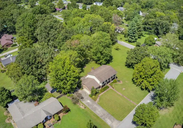 Photo 3 of Single family home for sale at 1002 County Cork Dr, Murray, KY 42071 | MLS# 26024448 | Listing updated on 2026-09-04