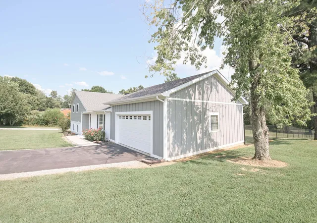 Photo 3 of Sale Pending at 2063 State Hwy 58 E, Mayfield, KY 42066 | MLS# 26024469 | Listing updated on 2026-09-11