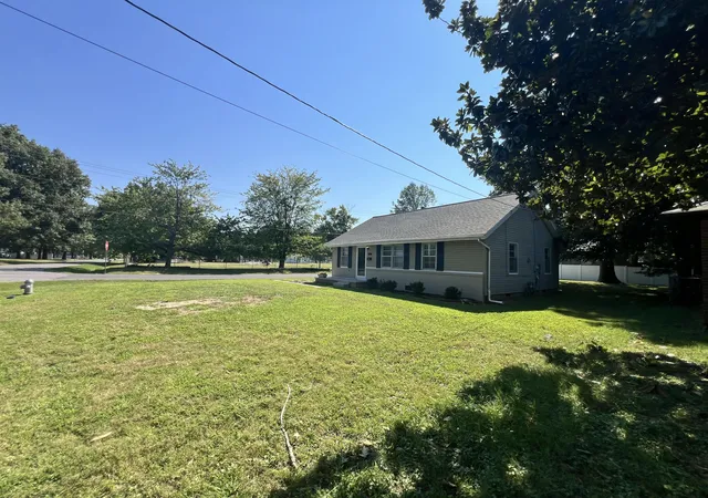 Photo 3 of Single family home for sale at 3000 Harrison St, Paducah, KY 42001 | MLS# 26024266 | Listing updated on 2026-10-15
