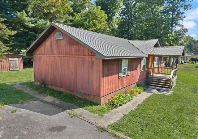 Photo 3 of Single family home for sale at 42 Oakview Ln, London, KY 40741 | MLS# 26024554 | Listing updated on 2026-09-07