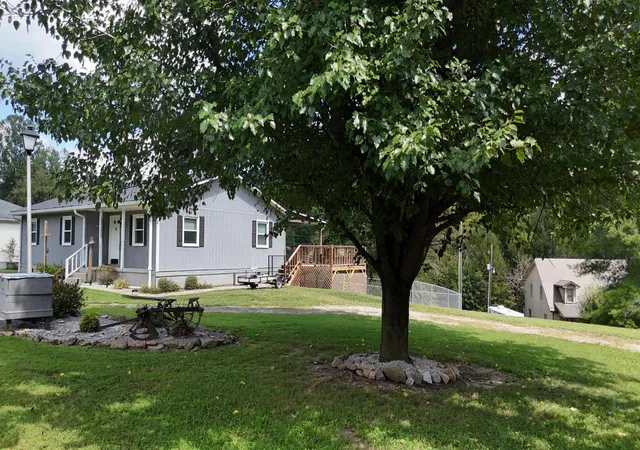 Photo 1 of Single family home for sale at 424 Burton Hl Rd, Letcher, KY 41832 | MLS# 26024293 | Listing updated on 2026-10-10