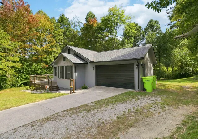 Photo 3 of Sale Pending at 1207 Yorkshire Ests Rd, London, KY 40744 | MLS# 26024462 | Listing updated on 2026-09-10