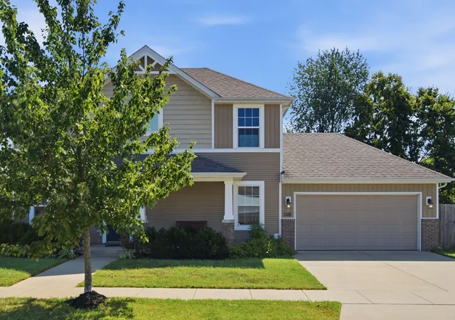 Photo 3 of Sale Pending at 417 White Oak Tr, Lexington, KY 40511 | MLS# 26024392 | Listing updated on 2026-10-23