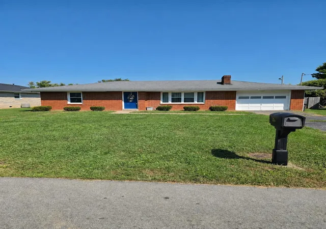 Photo 1 of Single family home for sale at 817 Maplewood Dr, Mount Sterling, KY 40353 | MLS# 26024406 | Listing updated on 2026-09-09