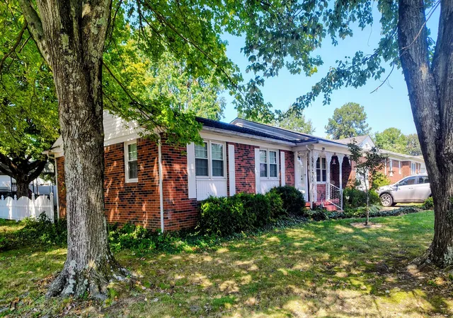 Photo 2 of Single family home for sale at 1109 Foster St, Mayfield, KY 42066 | MLS# 26024522 | Listing updated on 2026-09-06