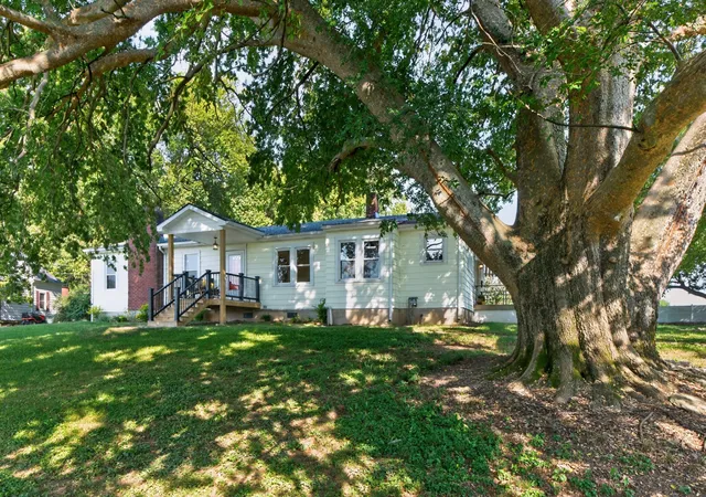 Photo 2 of Sale Pending at 44 Horseshoe Dr, Paris, KY 40361 | MLS# 26024408 | Listing updated on 2026-10-01