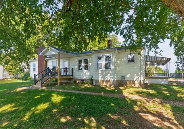 Photo 3 of Sale Pending at 44 Horseshoe Dr, Paris, KY 40361 | MLS# 26024408 | Listing updated on 2026-10-01