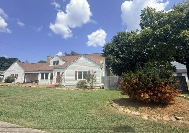 Sale Pending at 420 N Hill St, London, KY 40741 | MLS# 26024417 | Listing updated on 2026-09-19