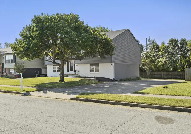 Photo 3 of Sale Pending at 800 Pinoak Dr, Nicholasville, KY 40356 | MLS# 26024418 | Listing updated on 2026-10-03