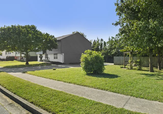 Photo 4 of Sale Pending at 800 Pinoak Dr, Nicholasville, KY 40356 | MLS# 26024418 | Listing updated on 2026-10-03