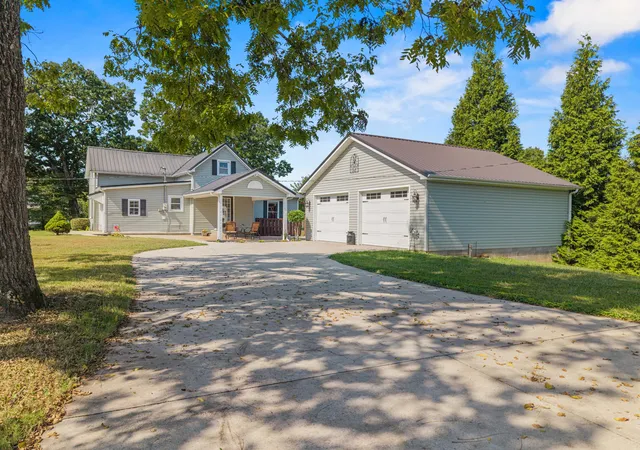 Photo 4 of Single family home for sale at 130 Lake Forest Dr, Somerset, KY 42503 | MLS# 26024487 | Listing updated on 2026-10-07