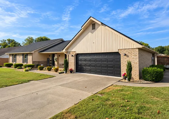 Photo 3 of Single family home for sale at 409 Summer Hl Dr, Somerset, KY 42503 | MLS# 26024573 | Listing updated on 2026-09-28