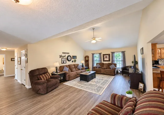 Photo 4 of Single family home for sale at 409 Summer Hl Dr, Somerset, KY 42503 | MLS# 26024573 | Listing updated on 2026-09-28