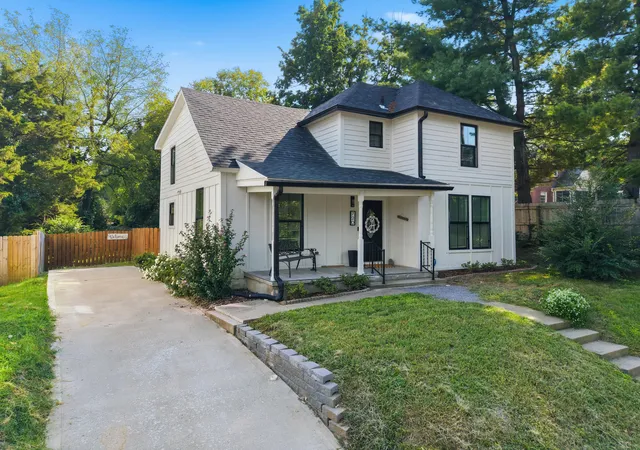 Photo 1 of Single family home for sale at 720 W Lexington Ave, Danville, KY 40422 | MLS# 26024532 | Listing updated on 2026-09-06