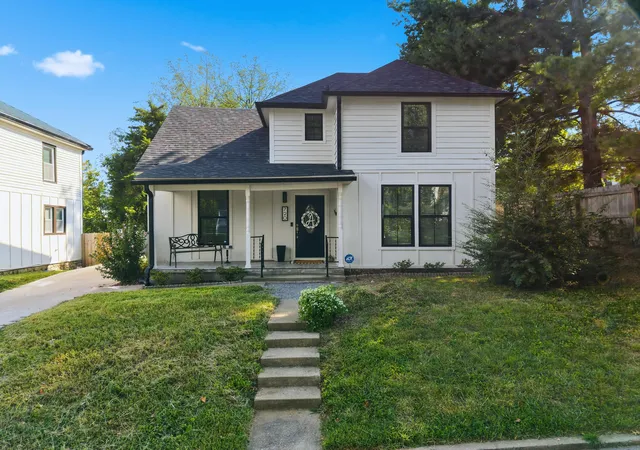 Photo 2 of Single family home for sale at 720 W Lexington Ave, Danville, KY 40422 | MLS# 26024532 | Listing updated on 2026-09-06
