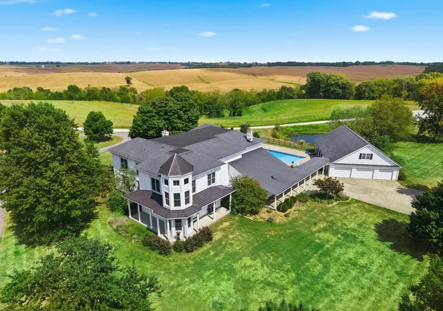 Photo 1 of Mansion for sale at 3200 Lebanon Rd, Springfield, KY 40069 | MLS# 26024872 | Listing updated on 2026-09-10