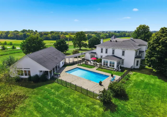 Photo 2 of Mansion for sale at 3200 Lebanon Rd, Springfield, KY 40069 | MLS# 26024872 | Listing updated on 2026-09-10