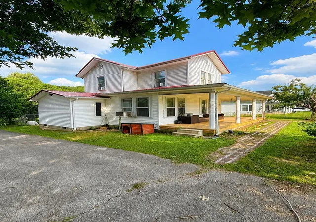 Photo 2 of Single family home for sale at 192 N Buckingham Ave, West Van Lear, KY 41268 | MLS# 26024518 | Listing updated on 2026-09-10