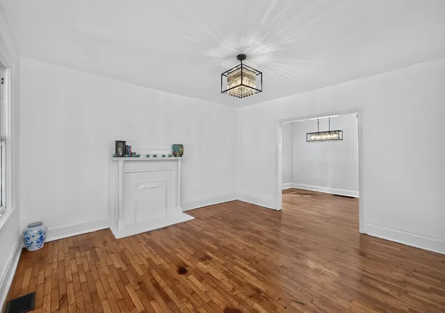 Photo 3 of Sale Pending at 870 Angliana Ave, Lexington, KY 40508 | MLS# 26024606 | Listing updated on 2026-09-10