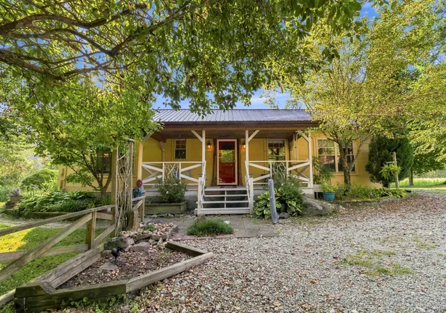 Single family home for sale at 2391 Disputanta Rd, Mount Vernon, KY 40456 | MLS# 26024563