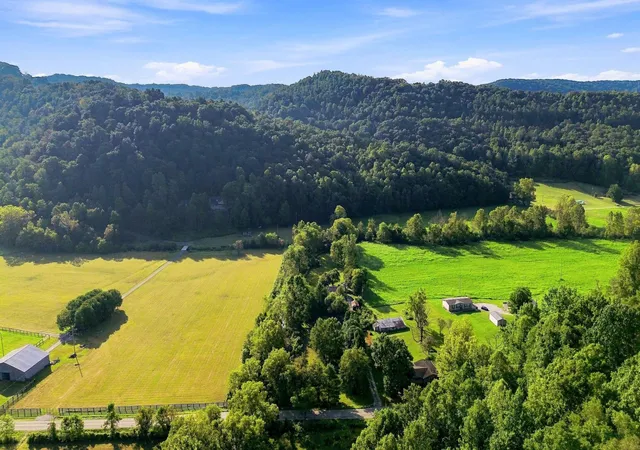 Photo 3 of Single family home for sale at 2391 Disputanta Rd, Mount Vernon, KY 40456 | MLS# 26024563 | Listing updated on 2026-09-14