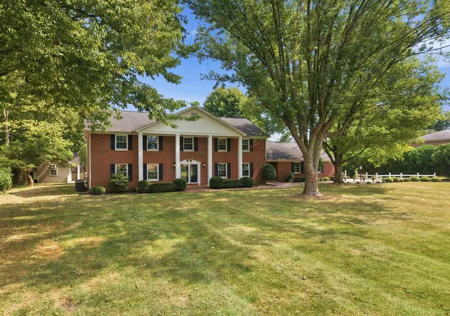 Photo 1 of Single family home for sale at 1050 Bluegrass Pike, Danville, KY 40422 | MLS# 26025938 | Listing updated on 2026-10-16