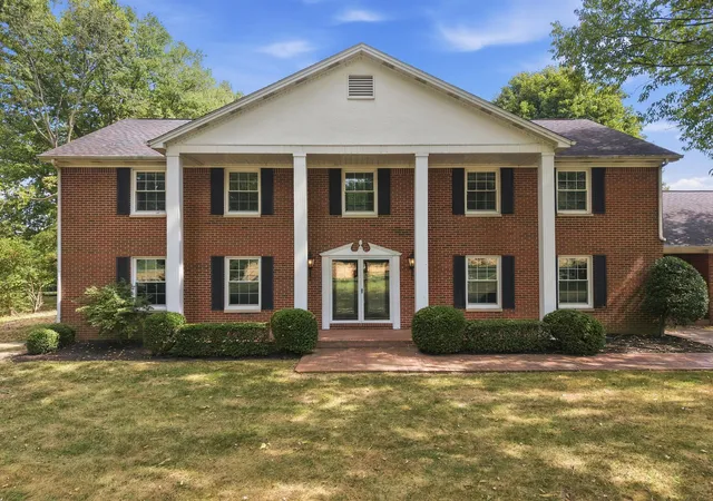 Photo 3 of Single family home for sale at 1050 Bluegrass Pike, Danville, KY 40422 | MLS# 26025938 | Listing updated on 2026-10-16