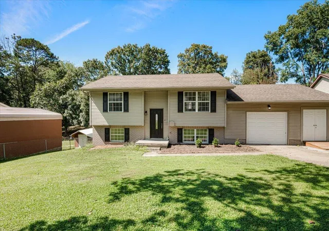 Photo 3 of Single family home for sale at 305 Maple St, Corbin, KY 40701 | MLS# 26025500 | Listing updated on 2026-10-23