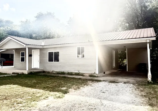 Photo 2 of Single family home for sale at 155 N Kentucky Ave, Hopkinsville, KY 42240 | MLS# 26024798 | Listing updated on 2026-09-09