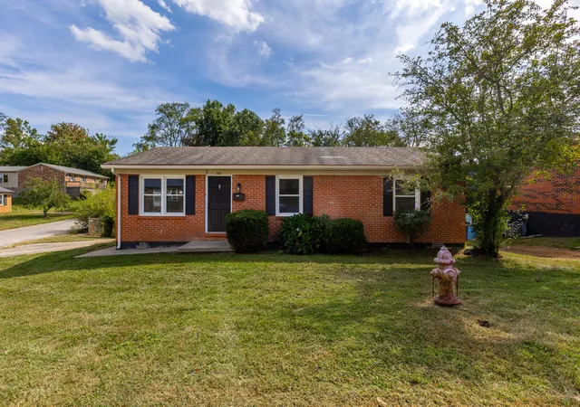 Single family home for sale at 200 Brooks Rd, Richmond, KY 40475 | MLS# 26024970