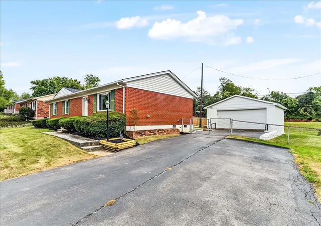 Photo 3 of Sale Pending at 1248 Ascot Park, Lexington, KY 40517 | MLS# 26024742 | Listing updated on 2026-09-17