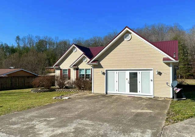 Single family home for sale at 829 Boone Crk Rd, Stanton, KY 40380 | MLS# 26024713