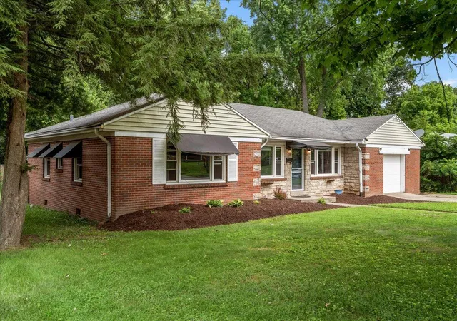 Photo 3 of Single family home for sale at 2333 Southview Dr, Lexington, KY 40503 | MLS# 26024745 | Listing updated on 2026-09-09