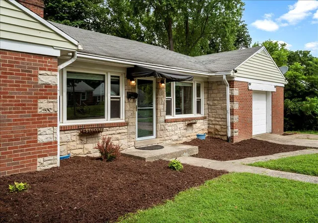 Photo 3 of Single family home for sale at 2333 Southview Dr, Lexington, KY 40503 | MLS# 26024745 | Listing updated on 2026-09-09