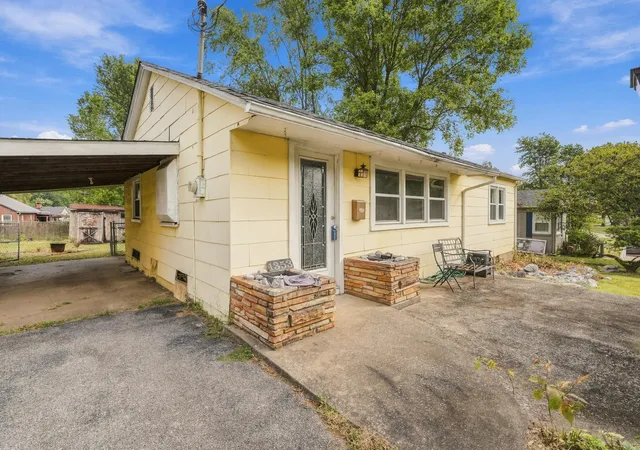 Photo 1 of Single family home for sale at 1353 W Broadway, Mayfield, KY 42066 | MLS# 26026219 | Listing updated on 2026-10-16