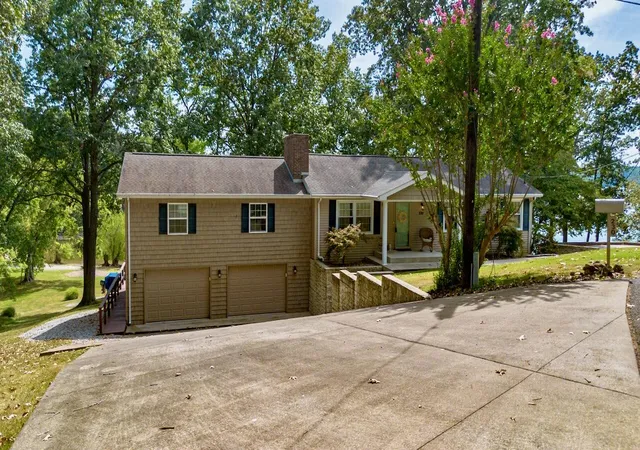Photo 1 of Single family home for sale at 230 Cherokee Loop, Eddyville, KY 42038 | MLS# 26025130 | Listing updated on 2026-09-12