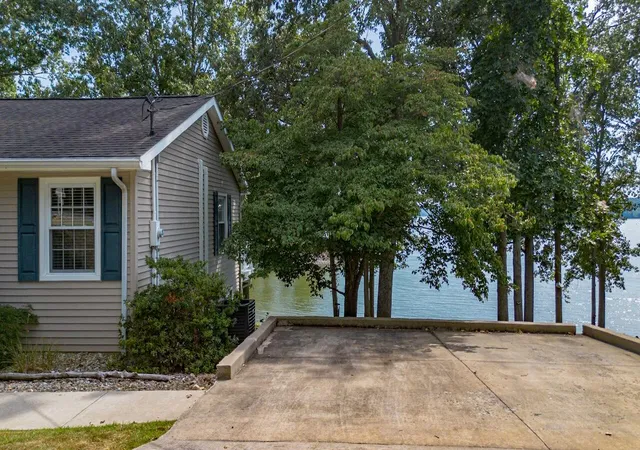Photo 3 of Single family home for sale at 230 Cherokee Loop, Eddyville, KY 42038 | MLS# 26025130 | Listing updated on 2026-09-12