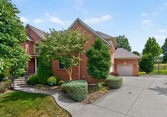 Photo 1 of Single family home for sale at 3200 Linville Ln, Lexington, KY 40513 | MLS# 26024759 | Listing updated on 2026-09-09