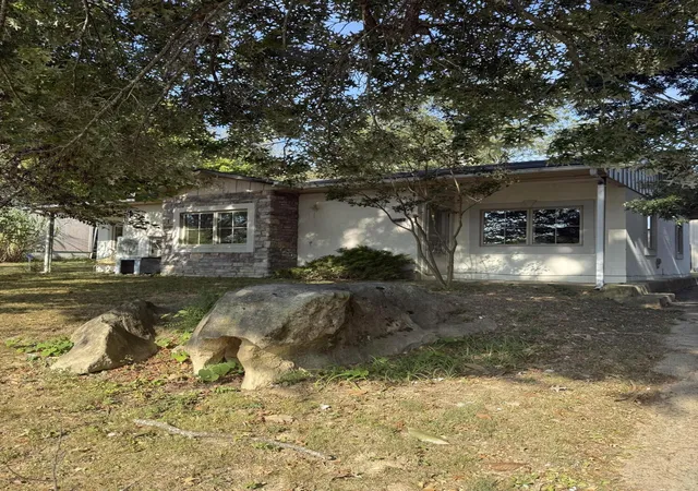 Photo 1 of Single family home for sale at 200 High St, Russell Springs, KY 42642 | MLS# 26024960 | Listing updated on 2026-09-10