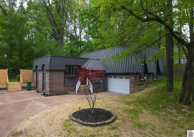 Photo 2 of Single family home for sale at 130 Garland Dr, Paducah, KY 42001 | MLS# 26025046 | Listing updated on 2026-09-11