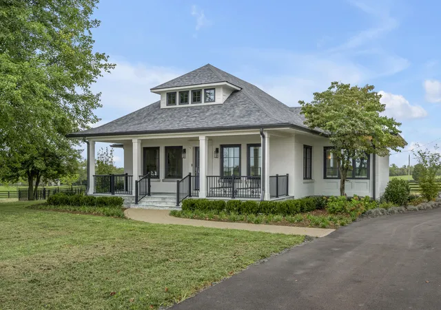 Photo 2 of Single family home for sale at 2611 Old Lemons Ml Rd, Lexington, KY 40511 | MLS# 26025028 | Listing updated on 2026-09-11