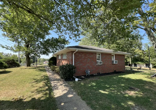 Photo 3 of Sale Pending at 237 Center St, Princeton, KY 42445 | MLS# 26024930 | Listing updated on 2026-09-30