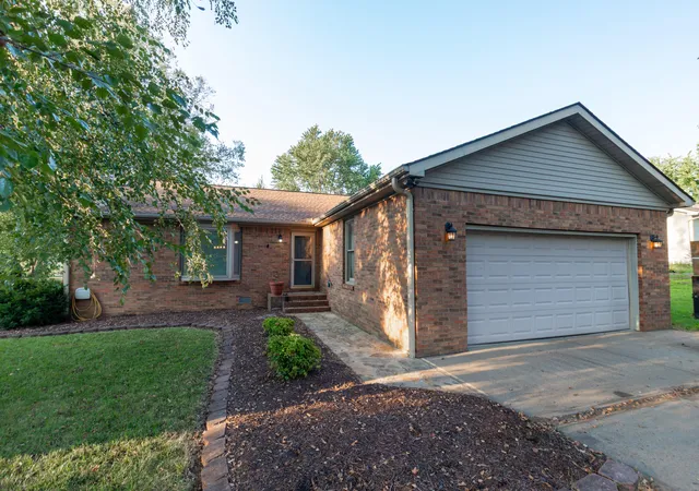 Photo 1 of Sale Pending at 160 Wilton Cir, Paducah, KY 42003 | MLS# 26024815 | Listing updated on 2026-09-11