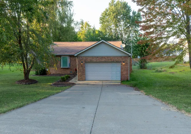 Photo 2 of Sale Pending at 160 Wilton Cir, Paducah, KY 42003 | MLS# 26024815 | Listing updated on 2026-09-11