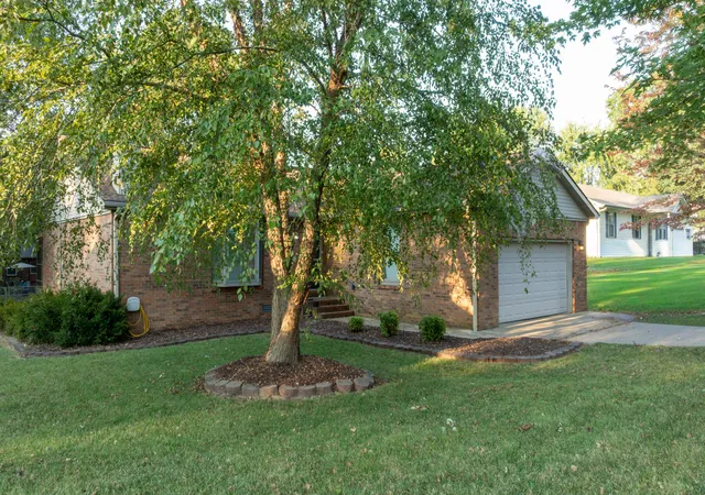 Photo 4 of Sale Pending at 160 Wilton Cir, Paducah, KY 42003 | MLS# 26024815 | Listing updated on 2026-09-11