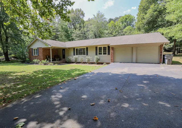 Photo 2 of Sale Pending at 5025 Jeffery Ln, Paducah, KY 42001 | MLS# 26024877 | Listing updated on 2026-09-11